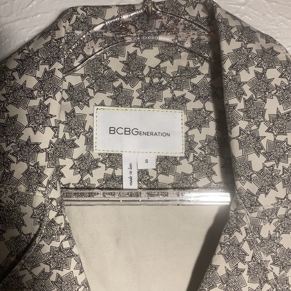 BCBG Generation off white/Black vest - Picture 3 of 5